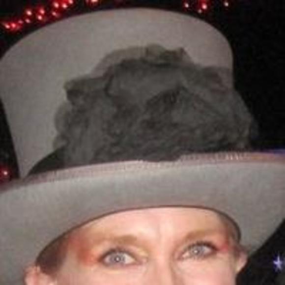 Meet your Posher, Laura - Picture 1 of 1